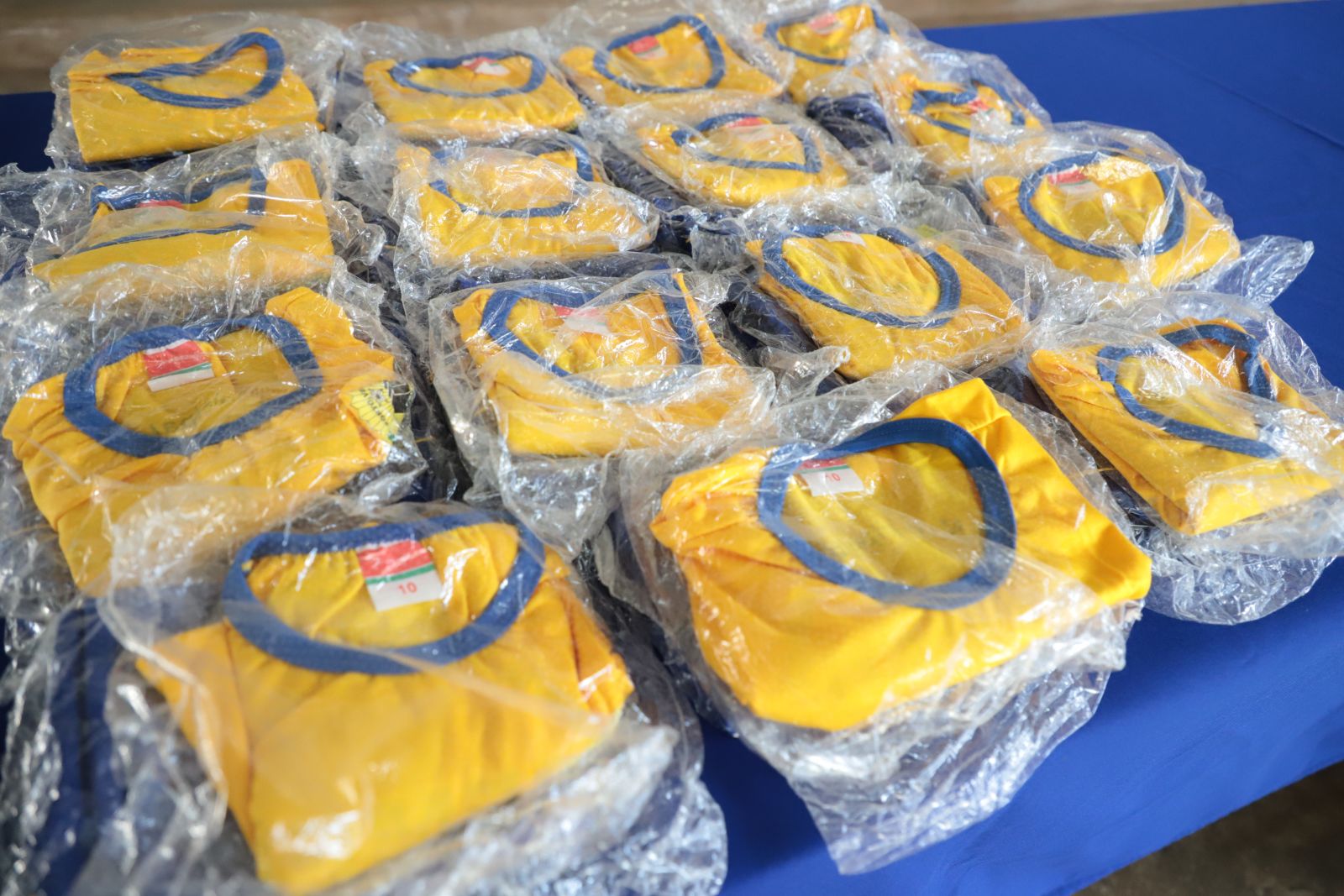 Ao todo, 141 escolas da rede municipal receberão os uniformes 